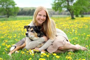 alter Hund mit seiner Besitzerin