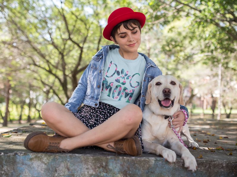 Dog Mom - Blumen Muster Shirt Mockup